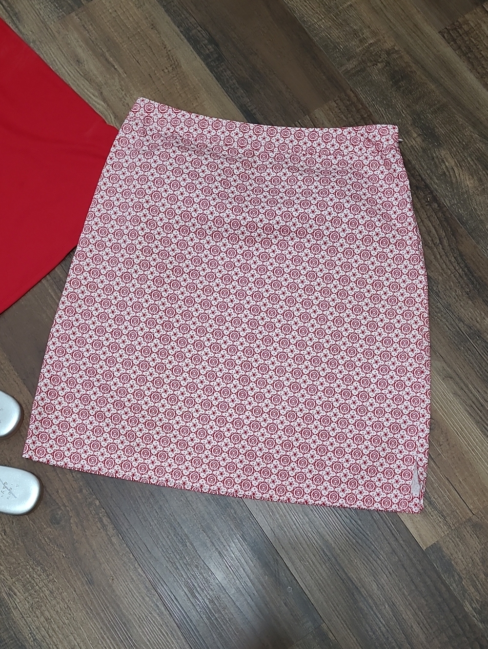 3/$25 Red And White Gap Skirt - Picture 6 of 6